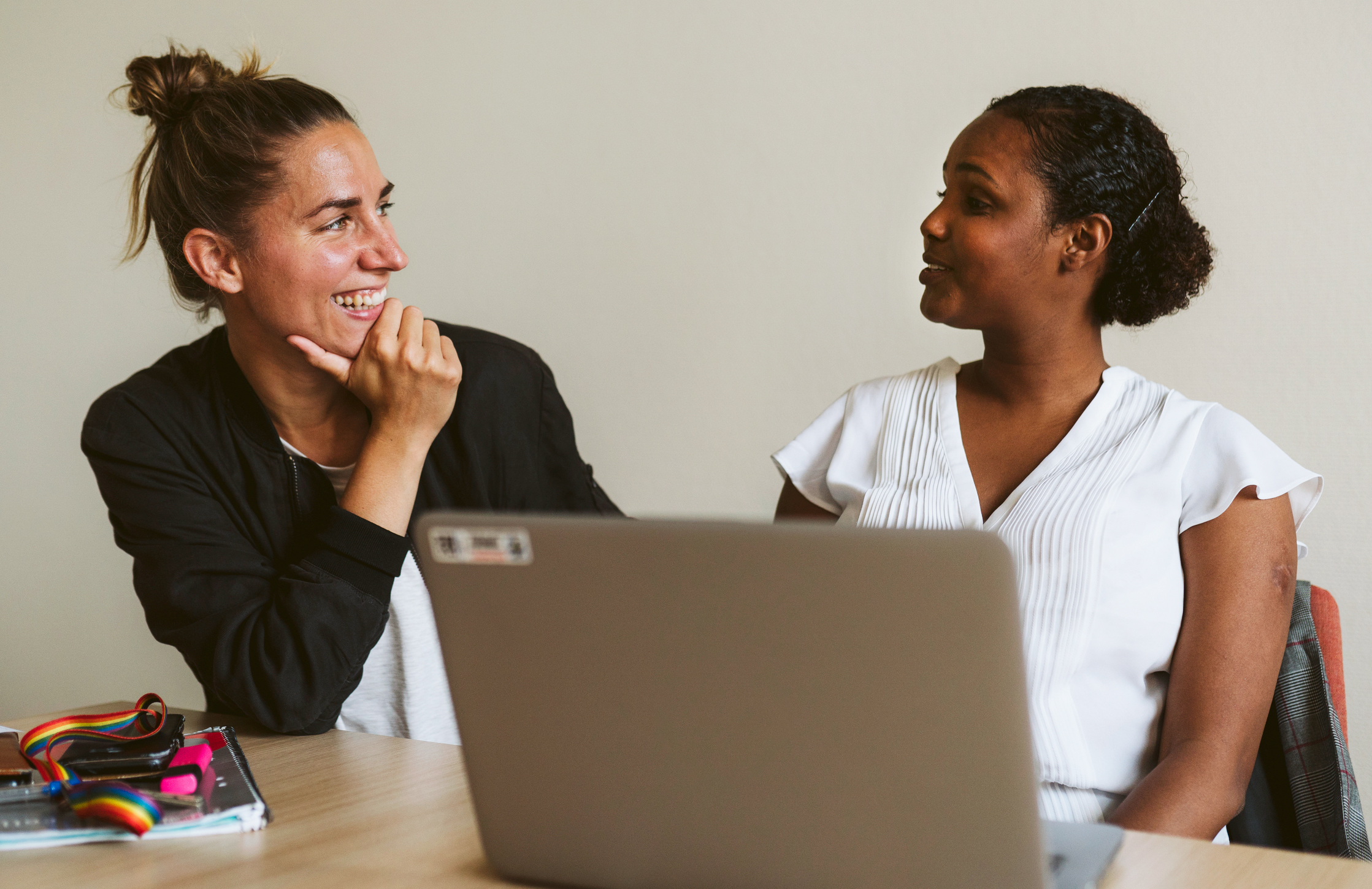 Två kvinnor som sitter ner.