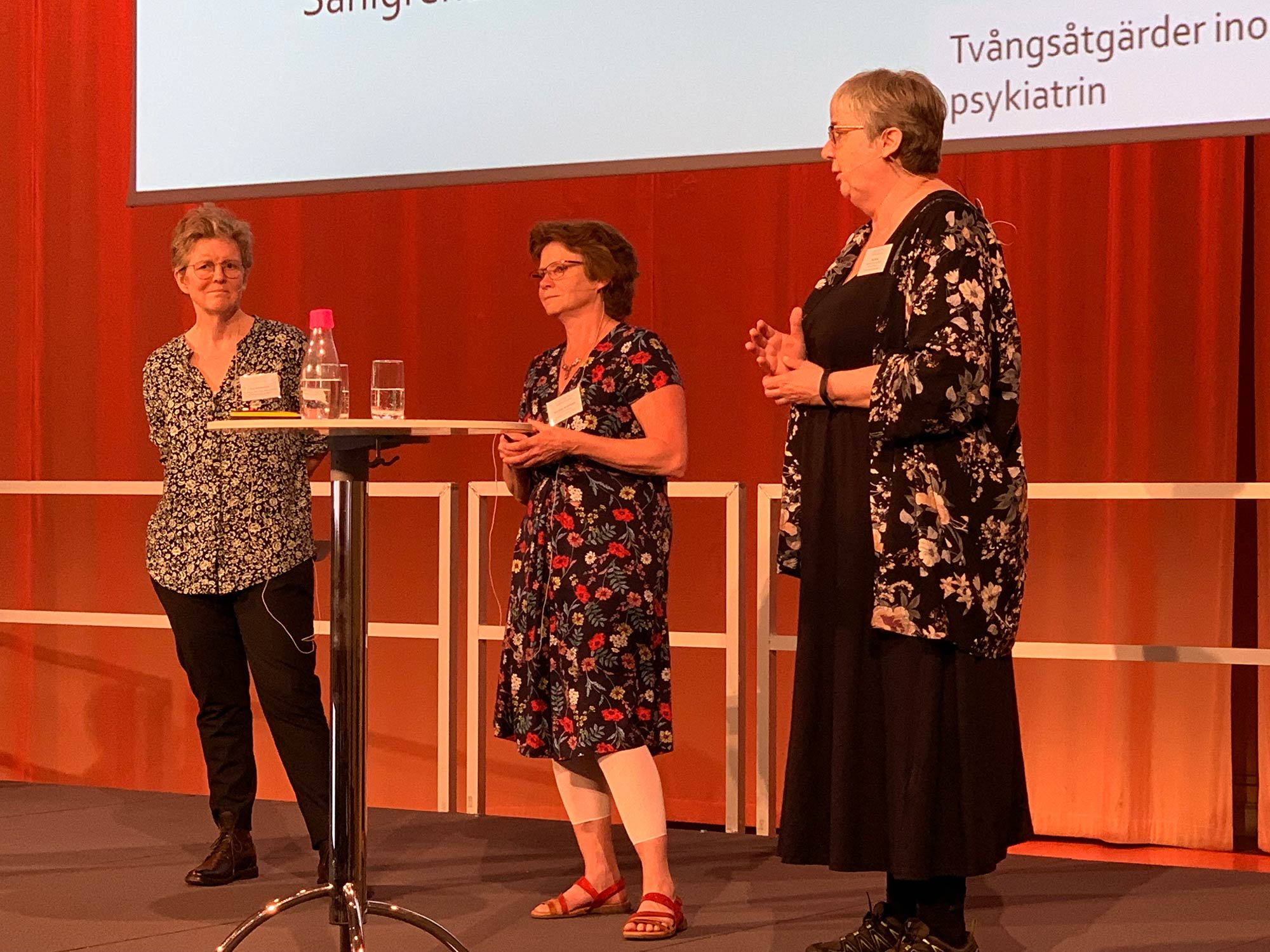 Möte om psykiatri talare på scenen