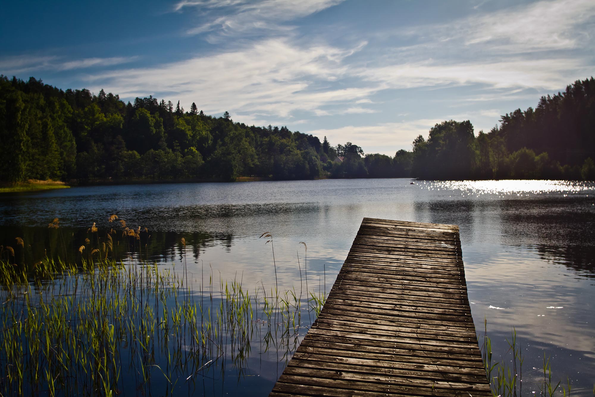 Brygga vid sjö.