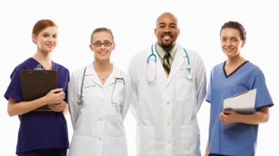 Fyra vårdpersonal poserar leende.
