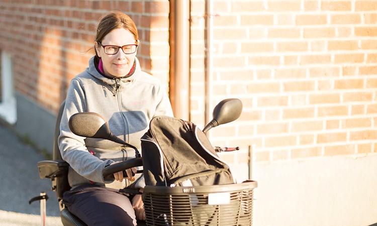 Kvinna på permobil Kvinna på permobil