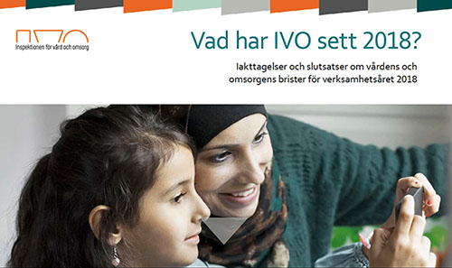 En kvinna och en ung flicka tittar på något i en telefon