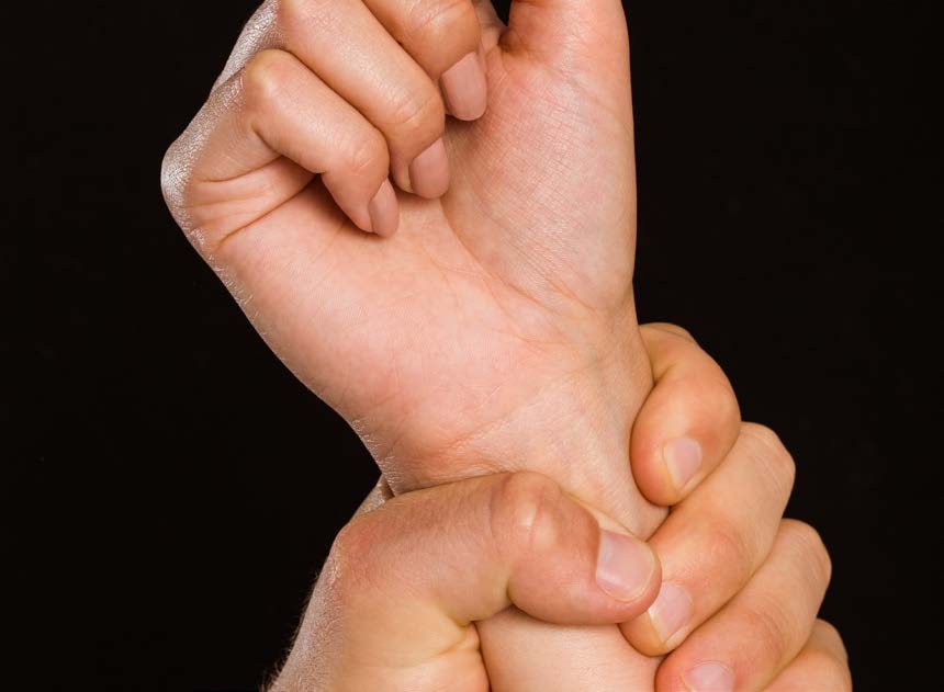 Hand som håller om vristen på en annan persons arm