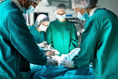 Pågående operation med fyra vårdpersonal.