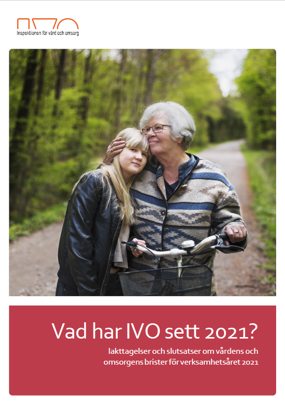 Äldre kvinna med armen om en yngre kvinna. De står vid en cykel ute i naturen.  Under fotot finns rapportens huvudrubrik.